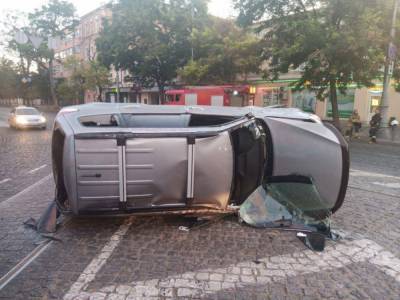 ДТП на площади: в Одессе Subaru перевернулась после столкновения с Hyundai