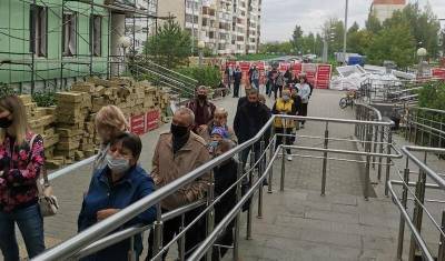 Очереди в поликлиники Тюмени растягиваются на 100 метров