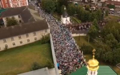 Тысячи верующих пришли в Почаевскую Лавру