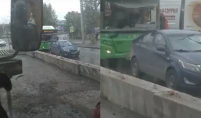 Автобус и легковой автомобиль столкнулись на улице Пермякова в Тюмени