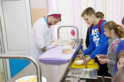 Путин поручил разработать график организации горячего питания школьников