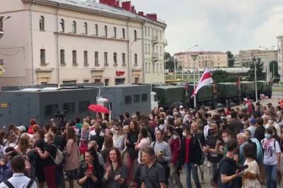 В Минске начался митинг учителей, приехала военная техника