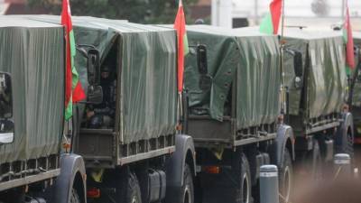 На акцию минских учителей прислали 20 грузовиков ОМОНа