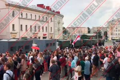 На акцию протеста белорусских учителей пригнали военную технику