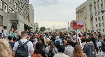 Сотни людей пикетируют Минобразования в Минске из-за угроз Лукашенко