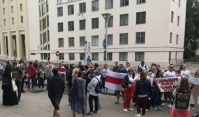 Минские учителя вышли на митинг против увольнений их протестующих коллег