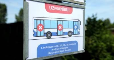 С 1 сентября в некоторых автобусах и троллейбусах вход снова будет только через одну дверь