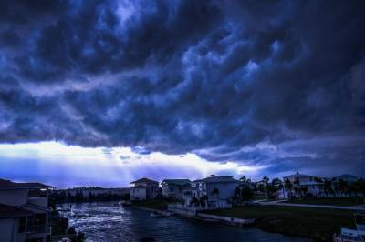 Тропический шторм «Лаура» усилился до урагана у берегов США