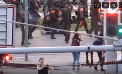 Опубликовано видео, где силовик стреляет в журналистку «Нашей Нивы»