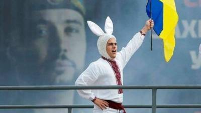 «Кролик» с флагом на Дне независимости вызвал гнев украинцев