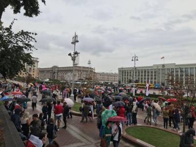 На площади Независимости в Минске собираются протестующие