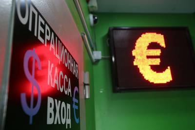 Курс евро впервые с конца марта поднялся выше 89 рублей