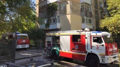 В Симферополе при пожаре в пятиэтажке пострадал человек - фото