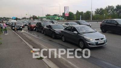 На Надднепрянском шоссе в Киеве столкнулись четыре автомобиля: затруднено движение от моста Патона в направлении Выдубичей