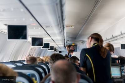 Стюардесса удивила пользователей Сети необычной позой в салоне самолета