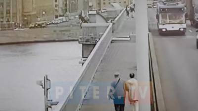 С моста Александра Невского сорвался неизвестный мужчина