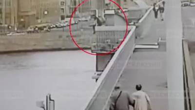 Мужчина прыгнул в Неву с моста Александра Невского