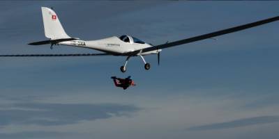 Впервые совершен прыжок с парашютом из самолета на солнечной энергии