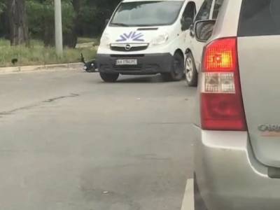На Рембазе в Киеве мотоциклист столкнулся с микроавтобусом: есть пострадавшие