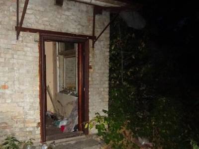 На Подоле в Киеве уличный грабитель затащил женщину в заброшенный дом и избил