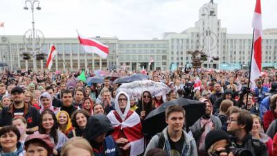 В Минске тысячи людей вновь вышли на площадь Независимости