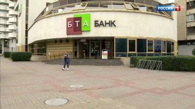 Протесты ударили по экономике: белорусский рубль падает, население скупает валюту