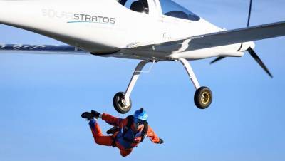 В Швейцарии пилот совершил первый в мире прыжок с парашютом из самолёта на солнечных батареях