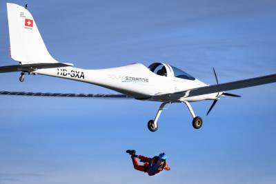 Швейцарский пилот впервые в мире прыгнул с самолета на солнечных батареях