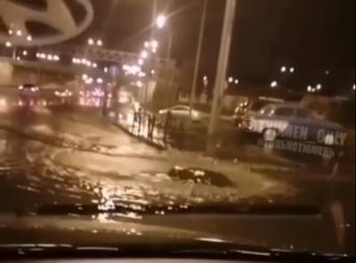 В Тюмени прорвало канализацию. Жители жалуются на «жуткий запах»