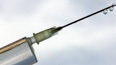 Германия договорилась о поставке нескольких миллионов доз британской вакцины от коронавируса