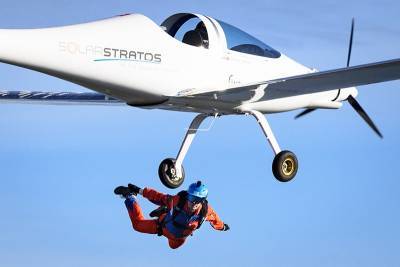 Парашютист совершил первый в мире прыжок с "солнечного" самолета (видео)