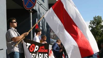 Придыбайло: белорусская оппозиция долго отмывала свой бело-красный флаг
