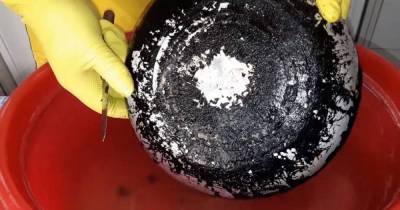 Почему продавец «чистилки» может почистить жирную сковороду от нагара, а покупатель – нет