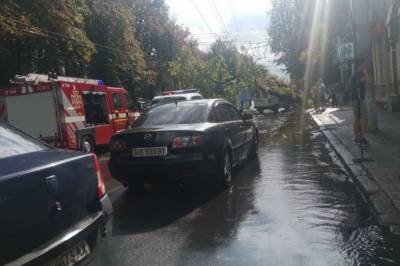В Виннице после сильного ливня с ураганом попадали деревья, а машины плавали по улицам (фото, видео)