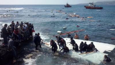 У берегов Греции спасены почти 100 мигрантов