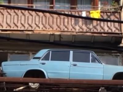 Житель Грузии держал автомобиль на балконе 27 лет