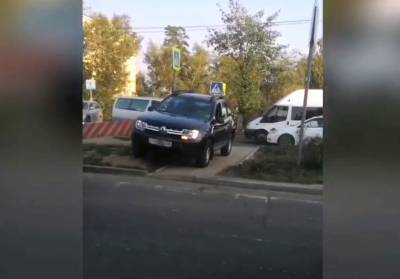В Улан-Удэ автомобилисты устроили бардак возле перекопанной улицы. Видео