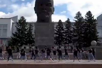 Флешмоб в честь шоу «Танцы на ТНТ» прошел в Улан-Удэ на площади Советов