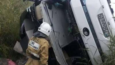 Автобус с 34 пассажирами опрокинулся в кювет на трассе в Туркестанской области