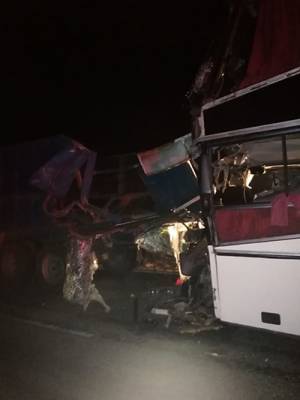 В Калмыкии автобус врезался в грузовик: три человека погибли, пятеро пострадали