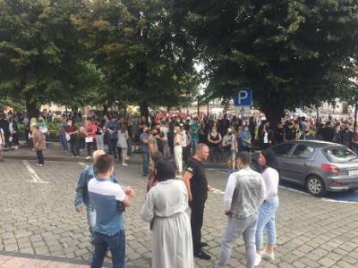 Жители Черновцов вышли на «антикарантинный» протест (ФОТО)