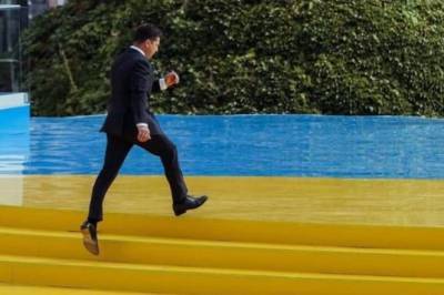 Зеленский, топчась по государственному флагу Украины, проявил невероятное хамство — Гай