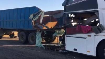 В Калмыкии автобус из Дагестана столкнулся с КамАЗом