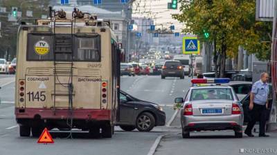 В центре Челябинска кроссовер столкнулся с троллейбусом, есть пострадавшие (ФОТО)