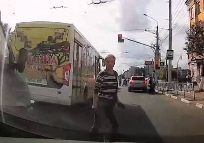 Видео: в центре Рязани женщина бросается под колеса авто