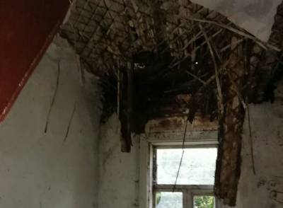 Потолок деревянного дома обрушился в Ленинском районе