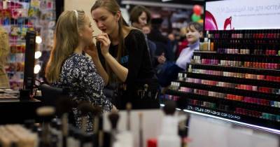 Дерматолог предупредил об опасности чрезмерного увлечения косметикой