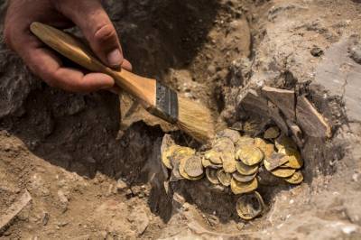 В Израиле двое парней случайно нашли клад с древними монетами