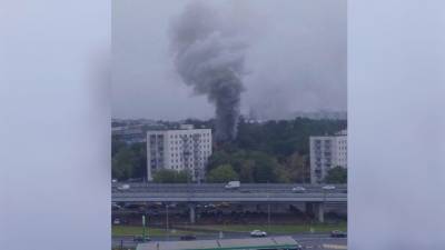 После взрыва в жилом доме на западе Москвы начался пожар