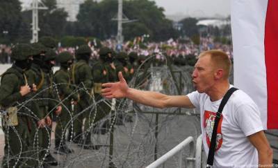Протесты в Беларуси продолжаются уже две недели. Журналисты изучили, чем все может закончиться с точки зрения политической науки
